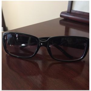 Liz Claiborne Black Frame Sunglasses 🕶